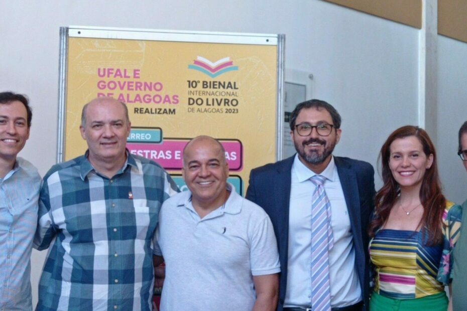 Na foto, além do reitor Josealdo Tonholo, aparecem também representantes da direção do NEES e MEC