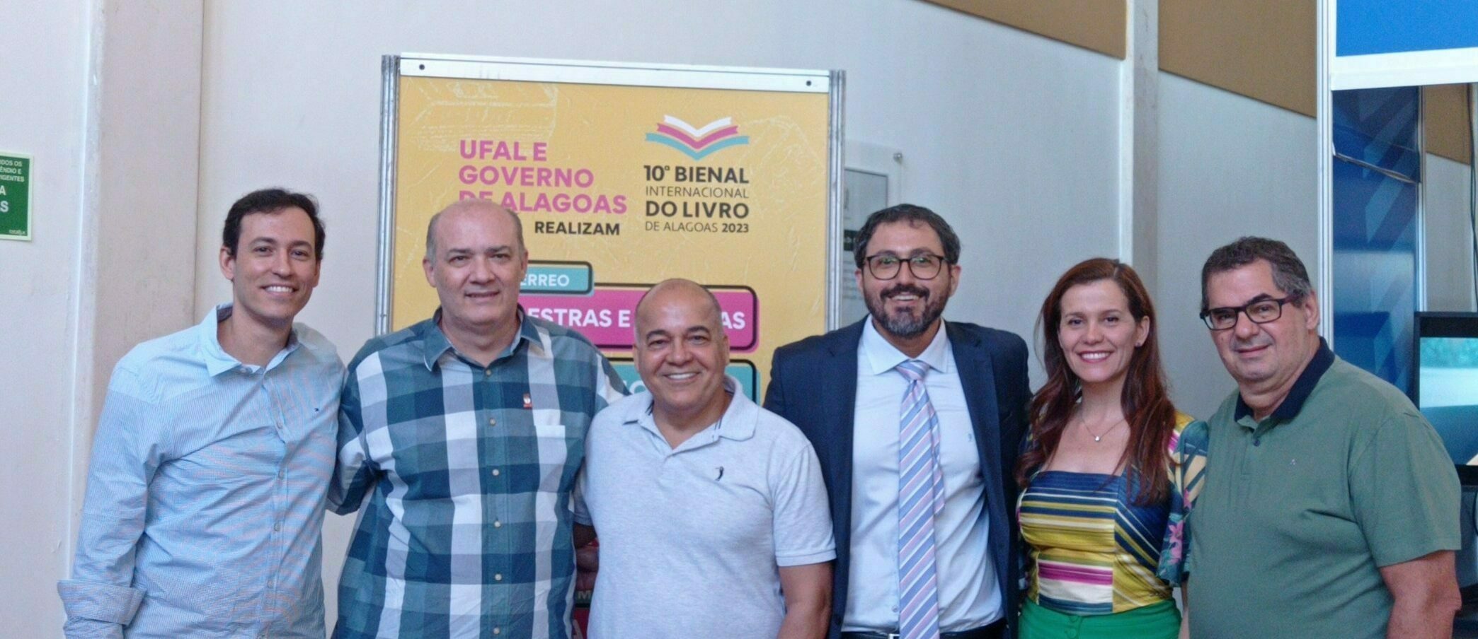 Na foto, além do reitor Josealdo Tonholo, aparecem também representantes da direção do NEES e MEC