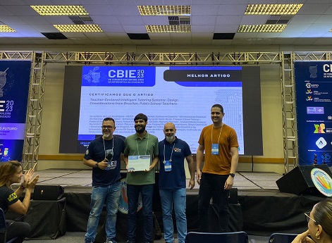 Autores do artigo premiado posam para a foto segurando o certificado