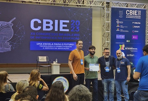 Autores do artigo premiado posam para a foto segurando o certificado