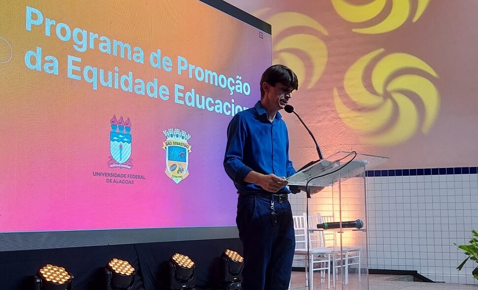 Participante da jornada pedagógica em São Sebastião apresentando