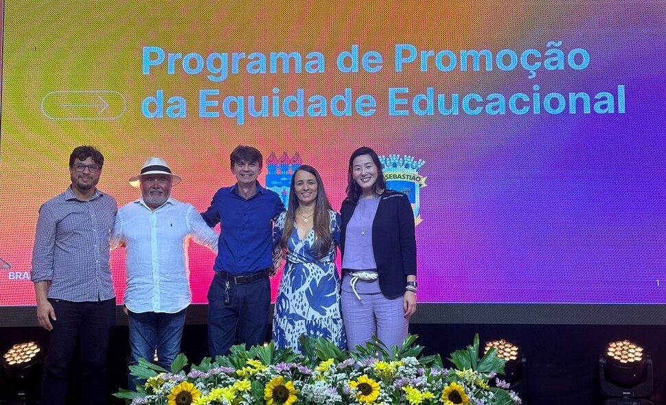 Junto a Mina e Leonardo estão alguns representantes da jornada de São Sebastião, dentre eles o prefeito e a secretária municipal de Educação