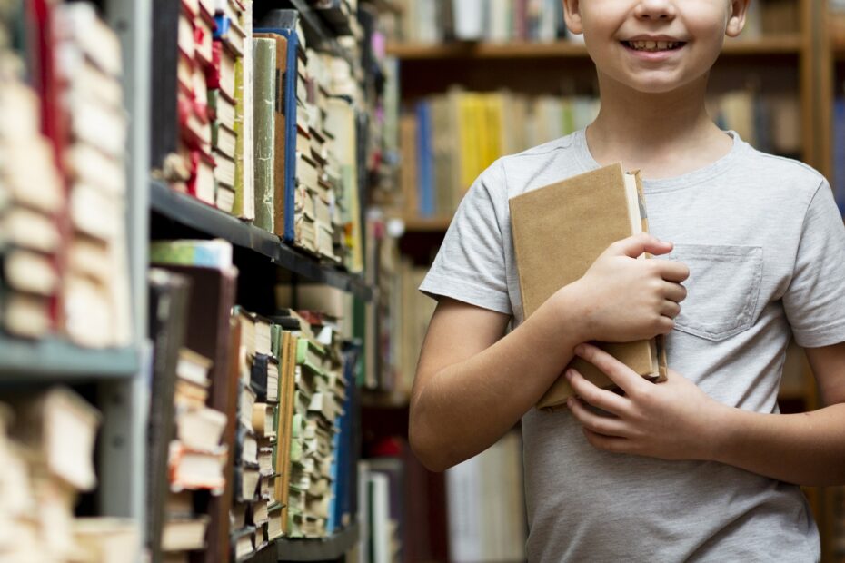 Imagem de Freepik mostra menino segurando livro