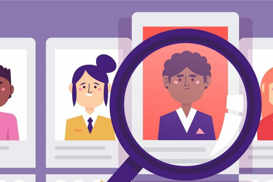 Imagem de Freepik mostra animação de fundo roxo com currículo de 4 pessoas